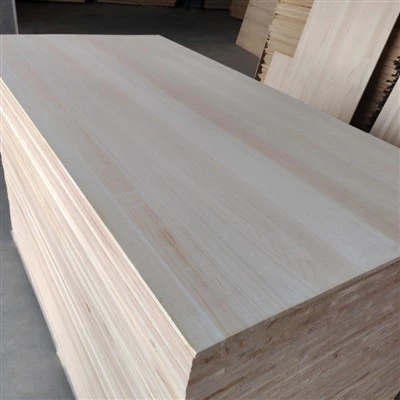ワードローブの棚 DIY 工芸品のための軽量桐エッジ接着ボード E0 接着剤 1220*2440 ミリメートル